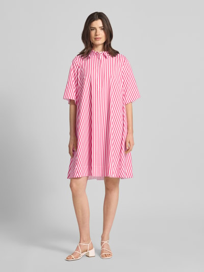 Vrouwenmodel draagt knielange jurk met Kentkraag model 'Doresa' van JOOP!, roze-witte strepen, losse fit, katoenmix met stretch, driekwartmouw, volledige lichaamsvoorzijde.