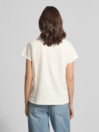 Männermodel trägt T-Shirt mit Motiv-Print Modell 'Roma' von LOLLYS LAUNDRY aus bawełny, krój regular fit, widok całej sylwetki od tyłu.