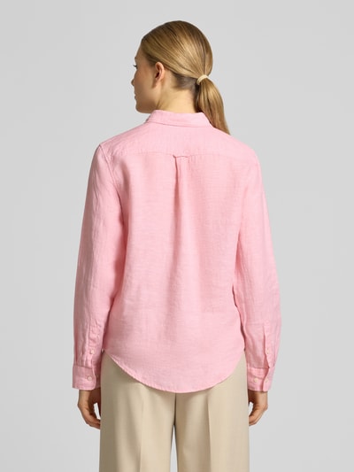 Modelka nosi Regular Fit Leinenbluse mit Label-Stitching von Gant, różowy len, kołnierzyk koszulowy, listwa guzikowa, długość tyłu 66 cm, długość rękawów 60 cm, widok całej sylwetki z tyłu.