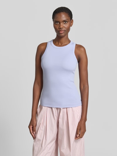 Frauenmodel trägt Slim Fit Tank Top aus Baumwoll-Mix Modell 'FRAGOLA' von MAX&Co., Damen Tanktop, hellviolett, glatte Textur, Ganzkörperansicht von vorne.