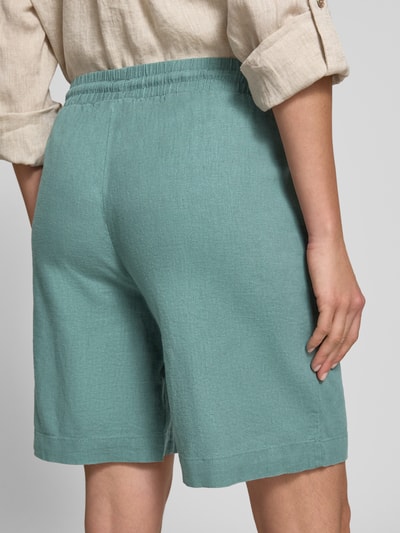 Frauenmodel trägt FREE/QUENT Leinenshorts mit elastischem Bund Modell 'Lava', Leinen-Mix mit Viskose-Anteil, Loose-Fit, Ganzkörperansicht Rückansicht.