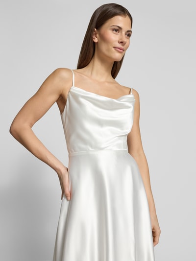 Frauenmodel trägt Abendkleid aus Satin mit Wasserfall-Ausschnitt von Luxuar, A-Linie, Spaghettiträger, Spitzenbesatz, Nahaufnahme Oberkörper
