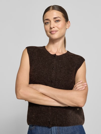 Frauenmodel trägt Regular Fit Cardigan aus elastischem Alpaka-Mix mit Knopfleiste von MOS MOSH, braun, ärmellos, Nahaufnahme Oberkörper.