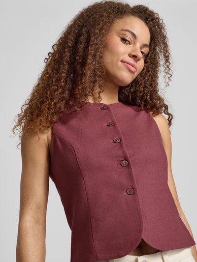 Frauenmodel trägt Regular Fit Weste aus Viskose-Leinen-Mix Modell 'GOA' von Only, Optik: Unifarben, Flammgarn, Nahaufnahme Oberkörper.