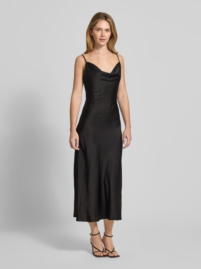 Frauenmodel trägt körpernahes Midikleid mit verstellbaren Spaghettiträgern, Satin, Crinkle-Optik, Allover-Ziersteinbesatz, Wasserfall-Ausschnitt, Modell 'NEW AKILINA' von Guess, Ganzkörperansicht von vorne.