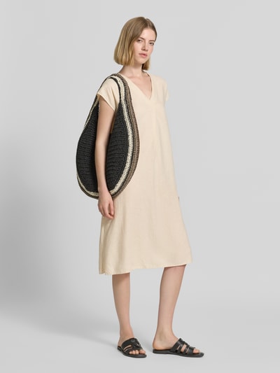 Vrouwenmodel draagt knielang linnenmix dames jurk met V-hals, loose fit en zijsplitten, Knielanges Leinenkleid mit V-Ausschnitt Modell 'Ina' van Soyaconcept, ruglengte maat S 105 cm, borstwijdte 51 cm, mouwlengte 7 cm, geheelopname van voren