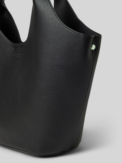 Produktfoto, schwarze Handtasche in Leder-Optik Modell 'Nelma' von Seidenfelt mit feiner Struktur, sichtbare Logo-Prägung, matte Oberfläche. Hauptfach mit Magnetverschluss, schmale Schulterriemen, Maße: 46x26x14 cm, Schulterriemen 54 cm.