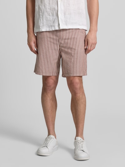 Männermodel trägt Regular Fit Shorts aus reiner Baumwolle Modell 'STUART' von SELECTED HOMME, Seersucker, Optik: Unifarben, Nahaufnahme Unterkörper.