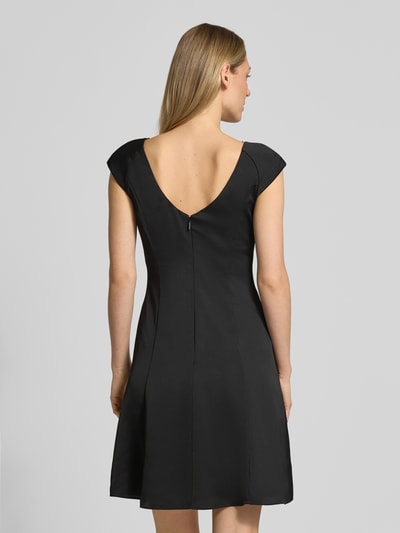 Frauenmodel trägt Knielanges Kleid mit Raffungen von ARMANI EXCHANGE in Schwarz, taillierter Schnitt, Rückenlänge 93 cm, Ganzkörperansicht Rückansicht.