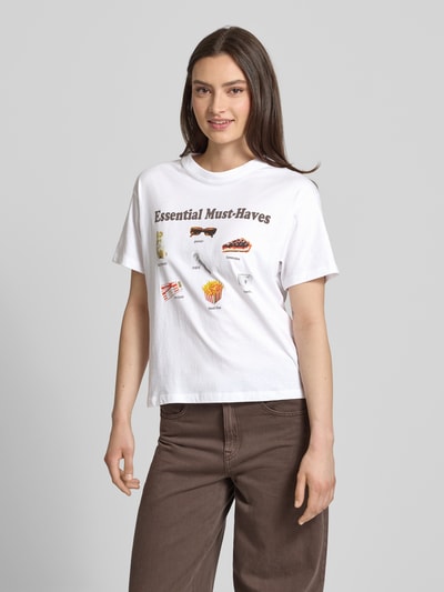 Frauenmodel trägt T-Shirt mit Motiv-Print Modell 'COLLAGE' von JJXX, weiß, reine Baumwolle, entspannter Schnitt, Nahaufnahme Oberkörper