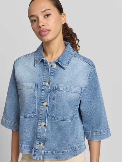 Frauenmodel trägt Boxy Fit Jeansbluse mit Brusttaschen von Zero, hellblauer Baumwoll-Elasthan-Mix, Knopfleiste, Ganzkörperansicht von vorne.