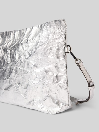 Produktfoto, Clutch mit abnehmbarem, verstellbarem Schulterriemen Modell 'ALUNCHBOX1' von MAX&Co., Schimmernd-Optik, Struktur, Magnetverschluss, Hauptfach, formbare Form, Satin-Materialverarbeitung