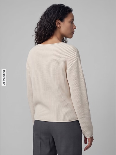Frauenmodel trägt Relaxed Fit Strickpullover aus Baumwoll-Mix von s.Oliver RED LABEL in Creme, kombinierbar, strukturierte Oberfläche, Ganzkörperansicht Rückansicht, KI-modifiziertes Bild.