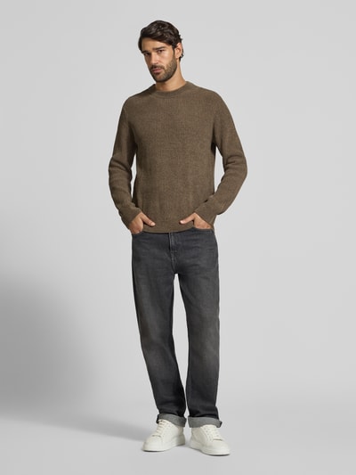 Męski model nosi Strickpullover mit Rundhalsausschnitt od Profuomo, bawełniana mieszanka z dodatkiem wełny, krój regular fit, gruby splot, okrągły dekolt, długość tyłu w rozmiarze M: 65 cm, długość rękawa w rozmiarze M: 70 cm, kolor brązowy, widok całej sylwetki z przodu.