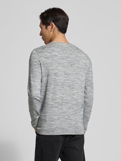 Männermodel trägt Regular Fit Strickpullover aus Baumwoll-Mix Modell Space dye von Tom Tailor in Melange-Optik, Ganzkörperansicht Rückansicht.
