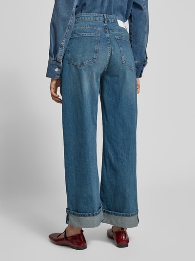 Männermodel trägt Relaxed Fit Jeans aus mieszanka bawełny i elastanu model 'Miva' od OPUS, 5 kieszeni, szwy w kontrastowym kolorze, zakończenia nogawek z mankietem, zapięcie na guzik i zamek błyskawiczny, szerokość w rozmiarze 36/28: 37 cm, długość wewnętrzna nogawki w rozmiarze 36/28: 70 cm, widok całej sylwetki z tyłu