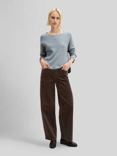 Frauenmodel trägt Relaxed Fit Pullover aus Schurwoll-Mix von Marc O'Polo in Hellblau, kombiniert mit brauner Hose, Ganzkörperansicht von vorne, Damen Pullover von Marc O'Polo.
