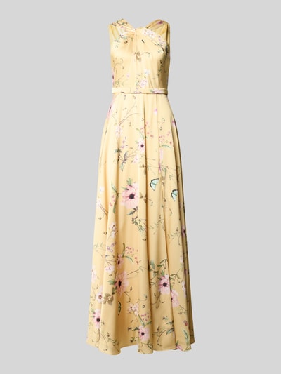 Männermodel trägt Abendkleid mit rückseitigem V-Ausschnitt von V.M., żółty satynowy materiał, kwiatowy wzór, A-linia, długość maxi, z tyłu dekolt V i suwak, długość pleców w rozmiarze 36: 133 cm, szerokość w rozmiarze 36: 35 cm, widok całej sylwetki z przodu.
