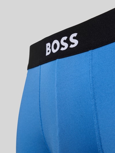 Männermodel trägt Trunks im 3er-Pack Modell 'MICRO ONE' von BOSS, Optik: Unifarben, Label-Stitching, Label-Schriftzug, elastischer Bund, Multipack: 3er-Pack, Nahaufnahme Oberkörper.
