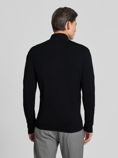 Männermodel trägt Slim Fit Strickjacke aus Viskose-Mix mit Stehkragen von MCNEAL in Schwarz, Rückenansicht, Ganzkörperansicht Rückansicht. Viskose-Mix, Reißverschluss, elastische Abschlüsse, Rückenlänge bei Größe M: 70 cm, Ärmellänge: 70 cm.