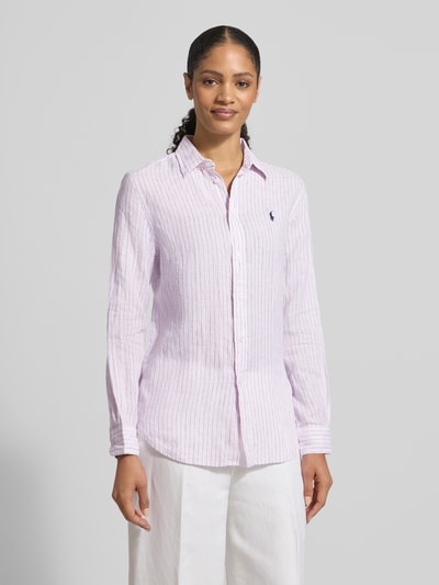 Frauenmodel trägt Hemdbluse aus reinem Leinen von Polo Ralph Lauren mit Streifenmuster, lockerem Schnitt und Knopfleiste, Ganzkörperansicht von vorne.