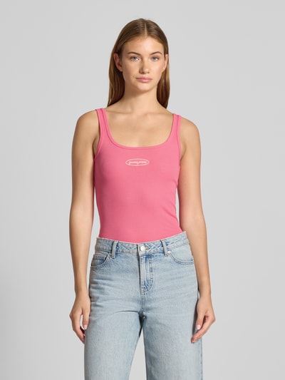 Guess Jeans Slim Fit Tanktop in Ripp-Optik mit Label-Stitching Fuchsia 4
