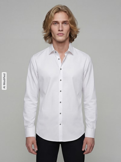 Männermodel trägt Super Slim Fit Business-Hemd mit Kentkragen von Jake*s, weiß, Slim Fit, glatte Struktur, Ganzkörperansicht von vorne.