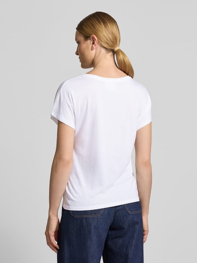 Frauenmodel trägt Relaxed Fit T-Shirt mit Motiv-Print von Oui, weiß, Baumwoll-Modal-Mix, lockere Form, Ganzkörperansicht Rückansicht.