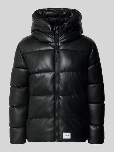 Produktfoto, schwarze Jacke mit Kapuze und Label-Patch Modell 'COEN' von khujo, gesteppte Oberfläche, Reißverschluss, glatte Textur.