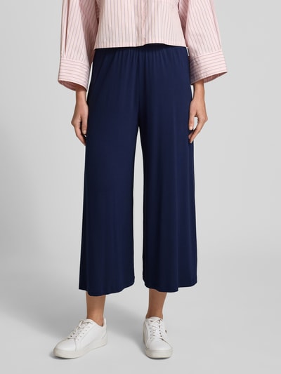 Frauenmodel trägt Loose Fit Culotte aus Viskose-Mix von Armedangels, unifarben in Dunkelblau, elastischer Bund, Jersey, Nahaufnahme Unterkörper.