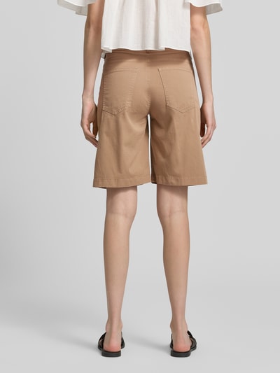 Frauenmodel trägt Regular Fit Bermuda aus Baumwoll-Mix Modell 'MAINE B' von Brax in Optik: Unifarben, 5-Pocket-Design, Detailaufnahme Rückansicht.