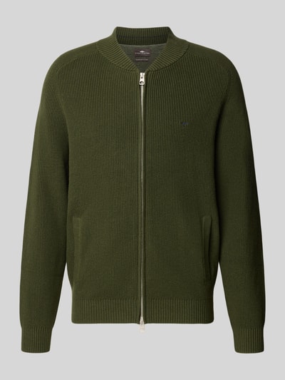 Produktfoto, Strickjacke mit Zweiwege-Reißverschluss und Label-Stitching von Fynch-Hatton in Olivgrün, reine Baumwolle, Regular Fit, Stehkragen, sichtbare Struktur, Rückenlänge 68 cm, Ärmellänge 66 cm