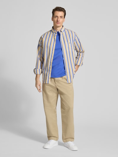 Mannelijk model draagt Regular Fit T-Shirt met Logo-Stitching van Gant, blauwe kleur, ronde hals, katoen, voorkant volledig zichtbaar, ganzekörperaanzicht van voren.