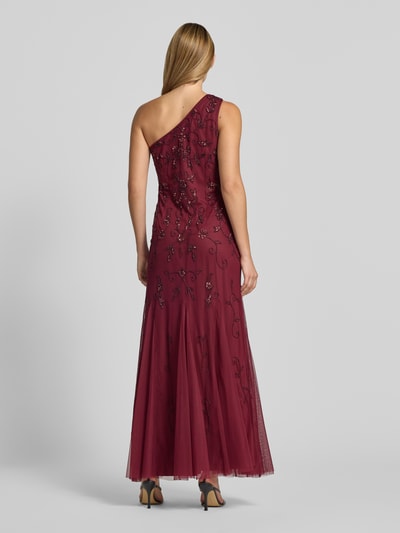 Frauenmodel trägt Regular Fit Abendkleid mit Ziersteinbesatz von Adrianna Papell in Bordeauxrot mit floralem Design und One-Shoulder-Design, Ganzkörperansicht Rückansicht.