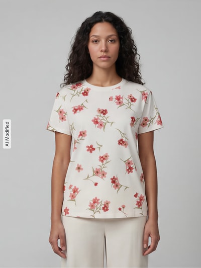 Frauenmodel trägt T-Shirt im Allover-Look mit Rundhalsausschnitt von Jake*s Casual, weiße Baumwolle mit Blumenmuster, Ganzkörperansicht von vorne.