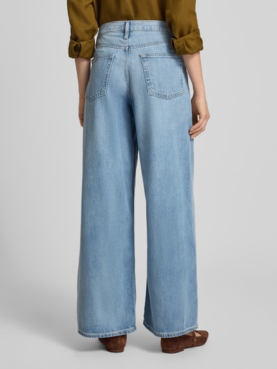 Frauenmodel trägt Baggy Fit Jeans mit Eingrifftaschen Modell 'DYLAN' von GAP aus Baumwoll-Lyocell-Mix in Hellblau, Ganzkörperansicht Rückansicht.
