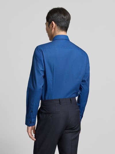 Männermodel trägt Regular Fit Business Hemd aus Baumwolle mit Kentkragen von Jake*s, reine Baumwolle, Ganzkörperansicht Rückansicht.