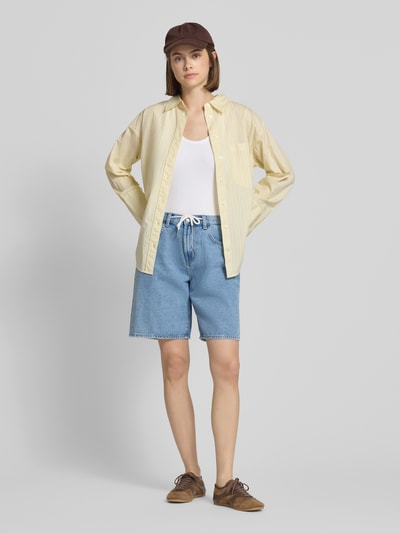 Frauenmodel trägt Relaxed Fit Jeansshorts aus Baumwoll-Mix Modell 'HOPE' von Only, hellblau, 5-Pocket-Design, Ganzkörperansicht von vorne.