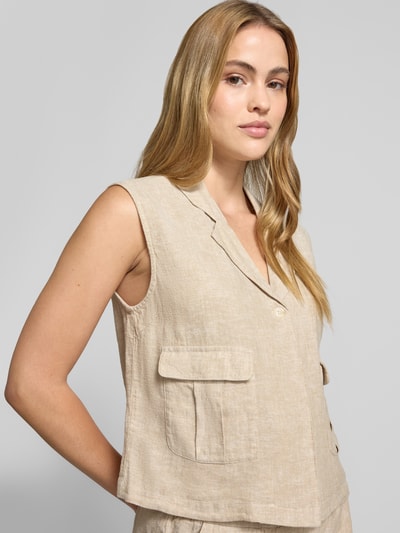 Vrouwenmodel draagt Weste aus Leinen-Mix mit Pattentaschen Modell 'Lava' van FREE/QUENT in beige met reverskraag en knoopsluiting, regular fit, linnen-viscosemix, borstbreedte 48 cm, schouderbreedte 40 cm, ruglengte 50 cm, detailopname bovenlichaam.