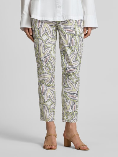 Vrouwenmodel draagt Hose im Allover-Look van Marc Cain, katoen- en viscosemix, slim fit, all-over look, knoop- en ritssluiting, bandwijdte maat 36: 39 cm, binnenbeenlengte maat 36: 66 cm, Ganzkörperansicht van voren.