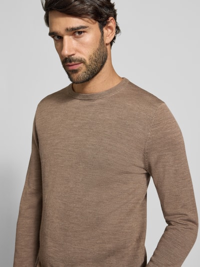 Mannelijk model draagt Regular Fit Strickpullover aus reiner Wolle van Profuomo in lichtbruin, fijne woltextuur, ronde hals, elastische boorden, herenpullover, Ganzkörperaanzicht van voren