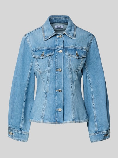 Produktfoto, Regular Fit Jeansjacke mit Brusttaschen von Liu Jo White aus bawełna, krój regular fit, wykładany kołnierz, listwa guzikowa, taliowany krój, sportowe mankiety, długość tyłu w rozmiarze S 54 cm, szerokość ramion w rozmiarze S 39 cm, szerokość klatki piersiowej w rozmiarze S 42 cm, długość rękawów w rozmiarze S 59 cm, jasnoniebieski denim, widoczna faktura materiału, srebrne guziki