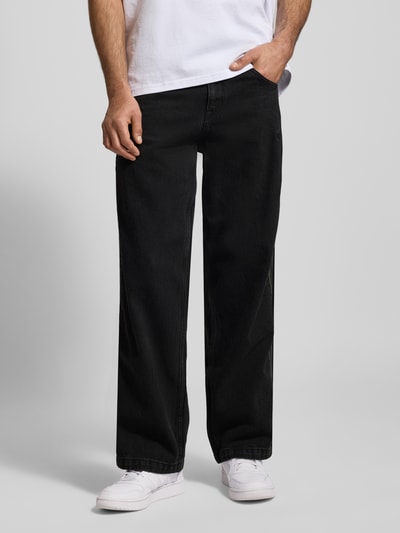 Männermodel trägt schwarze Jeans mit Eingrifftaschen von adidas Originals aus reiner Baumwolle im Regular-Fit, Nahaufnahme Oberkörper.