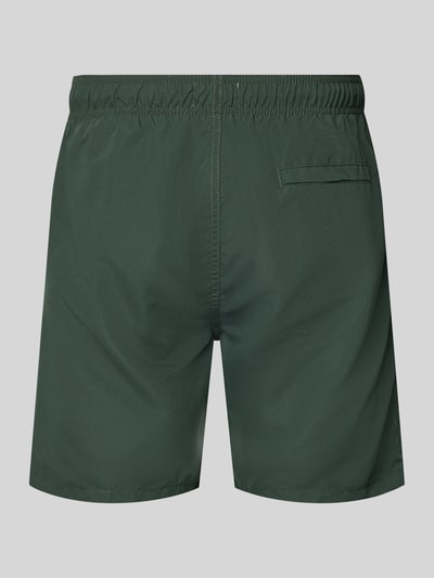 Produktfoto, Badehose mit Label-Patch Modell 'Mike' von Shiwi in Dunkelgrün, Loose-Fit, elastischer Bund mit Kordelzug, Gesäßleistentasche