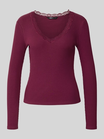 Produktfoto, Slim Fit Langarmshirt aus Baumwoll-Mix Modell 'SARA SHARAI' von ONLY in Dunkelrot, feine Rippstruktur, spitzer Ausschnitt mit Spitze, Damen Langarmshirt von ONLY