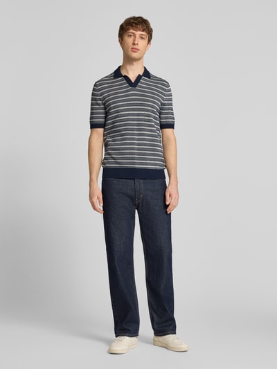 Männermodel trägt Regular Fit Poloshirt aus reiner Bio-Baumwolle Modell 'TILO' von Only & Sons, Optik:Allover-Muster, Ganzkörperansicht von vorne.