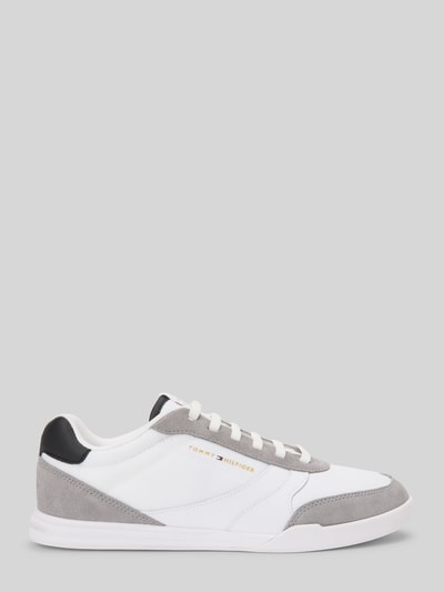 Produktfoto, Sneaker mit Logo Detail von Tommy Hilfiger, Mehrfarbig in Optik, Schuhspitze abgerundet, Absatzform flach, Applikation Logo-Detail, Verschluss Schnürung