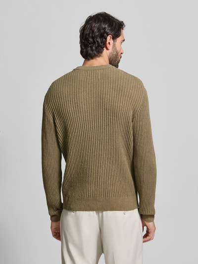 Männermodel trägt Slim Fit Pullover in Strick-Optik von JAKE*S STUDIO MEN aus Baumwoll-Mix in Oliv, Rückenlänge 65 cm, Ganzkörperansicht Rückansicht.