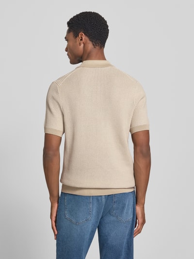 Männermodel trägt Slim Fit poloshirt met structuurpatroon model 'Brianoro' van JOOP! collectie, puur katoen, labeldetail, ruglengte bij maat M: 70 cm, jeans in blauw, zandkleurige tinten en gebreide textuur, ganzkörperansicht rückansicht.