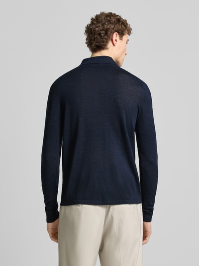 Mannenmodel draagt Slim Fit Poloshirt uit zuivere wol Modell 'Eross' van Tiger Of Sweden in donkerblauw, gebreide structuur, lang mouwig design, elastische mouwboorden, ruglengte 68 cm, mouwlengte 71 cm, achteraanzicht hele lichaam.
